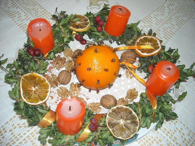 Advent,Karacsony 2010 - Adventi koszoru kiegeszitve illatos naranccsal