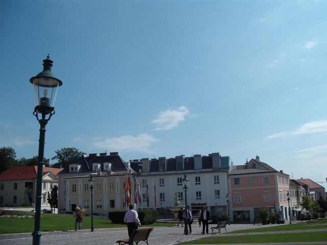 Kirándulás :Kismarton -Sopron - Tér a kastély közelében