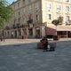 Utcazenész pengeti dallamos gitárját a Király utca sarkán .