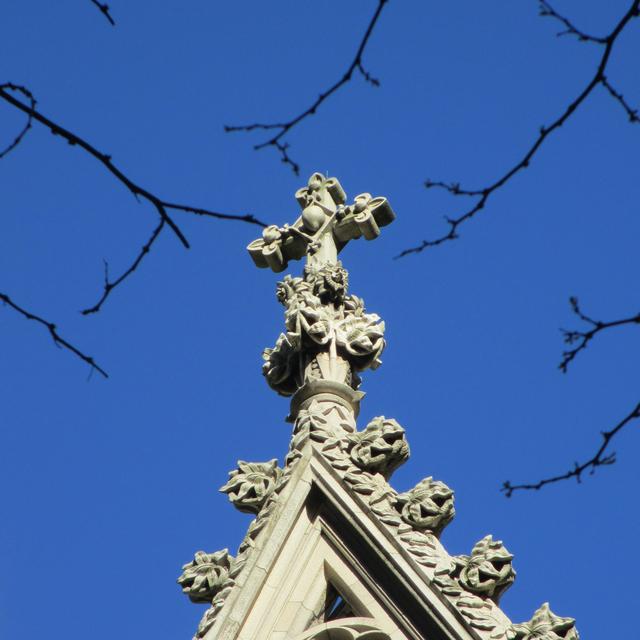 easter in the city - A Szent Patrik székesegyház középső timpanonjának keresztje