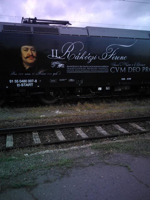 II Rákóczi  Ferenc emblémával a Csiksomlyói zarándok vonat Kolozsvár vasutállomásán